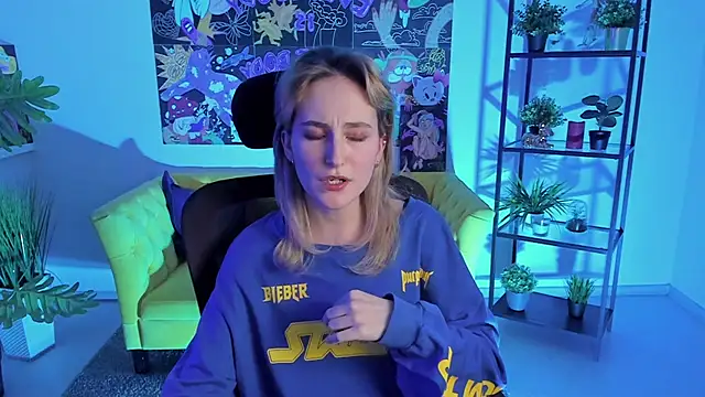 Snapshot of LuxRayi chatting on 02.21.25 LuxRayi online show from 02.21.25