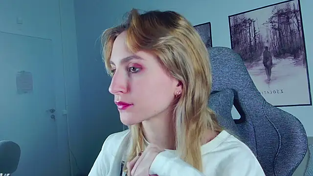 Snapshot of LuxRayi chatting on 02.22.25 LuxRayi online show from 02.22.25