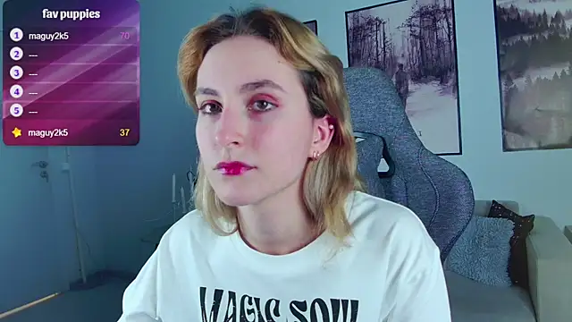 Snapshot of LuxRayi chatting on 02.23.25 LuxRayi online show from 02.23.25