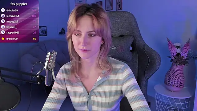 Snapshot of LuxRayi chatting on 02.26.25 LuxRayi online show from 02.26.25