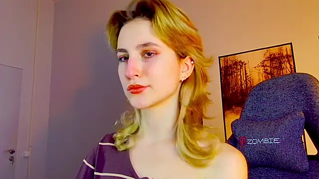 Snapshot of LuxRayi chatting on 02.26.25 LuxRayi online show from 02.26.25