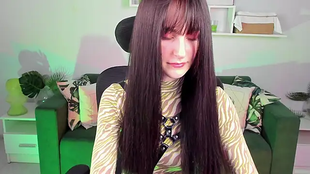 Snapshot of LuxRayi chatting on 03.02.25 LuxRayi online show from 03.02.25