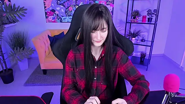 Snapshot of LuxRayi chatting on 03.13.25 LuxRayi online show from 03.13.25