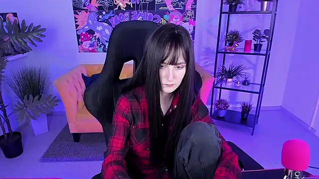 Snapshot of LuxRayi chatting on 03.14.25 LuxRayi online show from 03.14.25