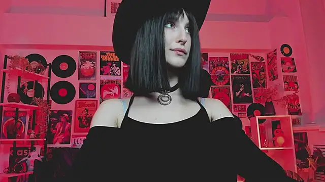 Snapshot of LuxRayi chatting on 03.20.25 LuxRayi online show from 03.20.25