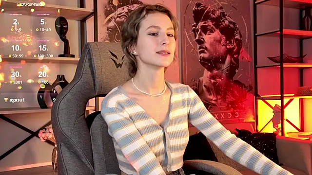 Snapshot of LuxRayi chatting on 09.17.25 LuxRayi online show from 09.17.25