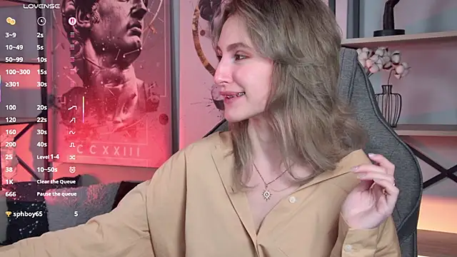 Snapshot of LuxRayi chatting on 10.08.25 LuxRayi online show from 10.08.25