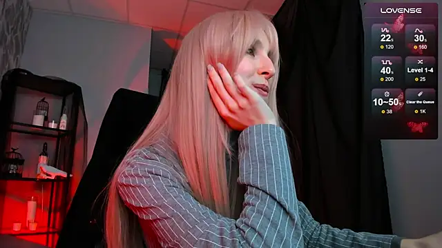 Snapshot of LuxRayi chatting on 10.21.25 LuxRayi online show from 10.21.25