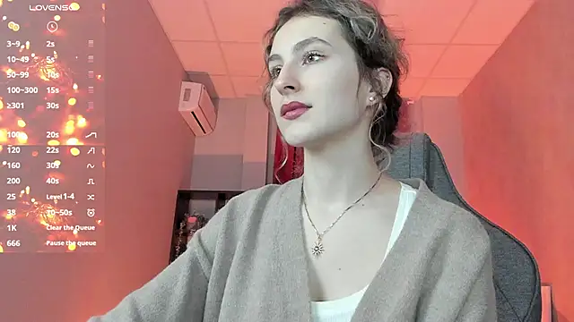 Snapshot of LuxRayi chatting on 11.05.25 LuxRayi online show from 11.05.25