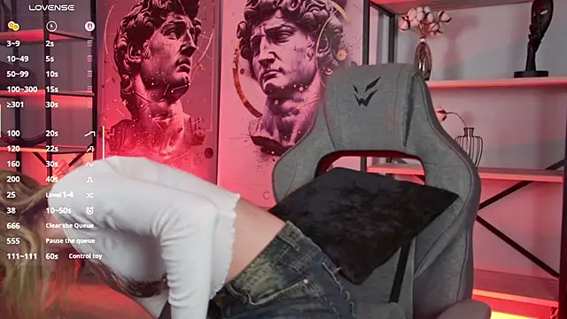 Snapshot of LuxRayi chatting on 12.02.25 LuxRayi online show from 12.02.25