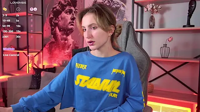 Snapshot of LuxRayi chatting on 12.03.25 LuxRayi online show from 12.03.25