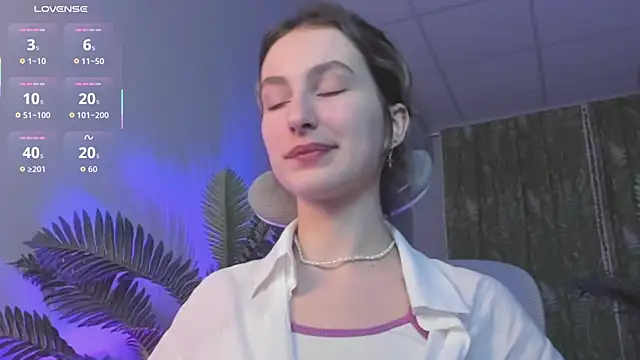 Snapshot of LuxRayi chatting on 01.16.26 LuxRayi online show from 01.16.26