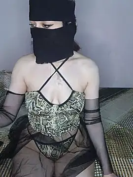 Snapshot of Qamarr chatting on 02.11.25 Qamarr online show from 02.11.25