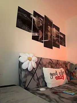 Snapshot of Eelleen chatting on 12.04.25 Eelleen online show from 12.04.25