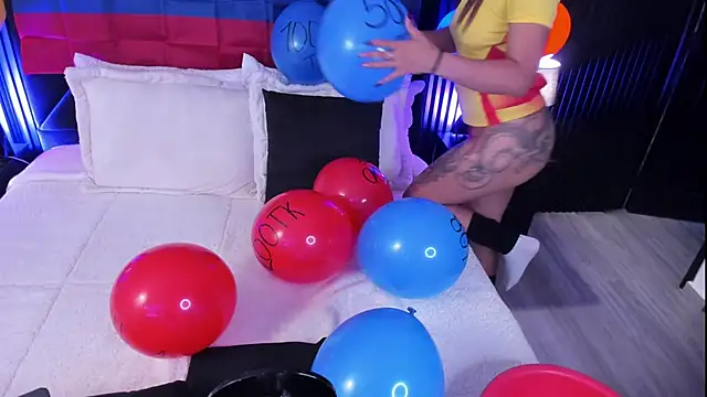 MiiaaMoonroee online show from 07.07.26