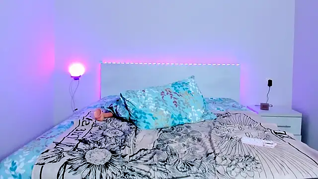 Snapshot of Shadow_Strik chatting on 01.06.25 Shadow Strik online show from 01.06.25