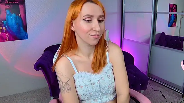 Snapshot of AliceBYKiss chatting on 01.30.25 AliceBYKiss online show from 01.30.25