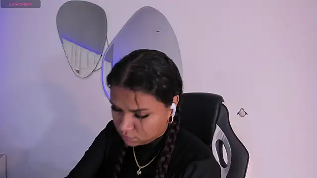 Snapshot of Carolina_Evanss chatting on 10.31.25 Carolina Evanss online show from 10.31.25