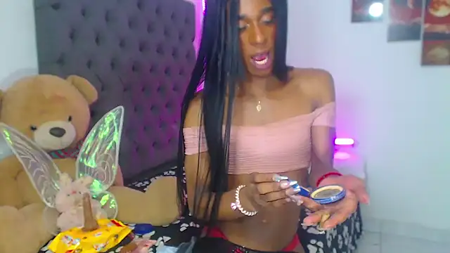 Snapshot of lucianadolll chatting on 12.05.25 lucianadolll online show from 12.05.25