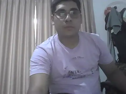 Snapshot of estudiante69 chatting on 10.13.25 estudiante69 online show from 10.13.25