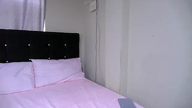 Snapshot of petite_paola chatting on 01.04.25 petite paola online show from 01.04.25