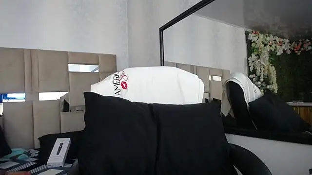 Snapshot of Queenjenn__ chatting on 12.17.24 Queenjenn   online show from 12.17.24
