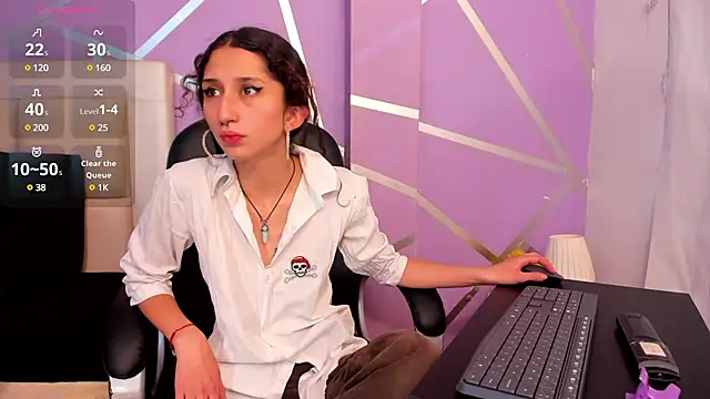 Snapshot of Queenjenn__ chatting on 02.27.25 Queenjenn   online show from 02.27.25