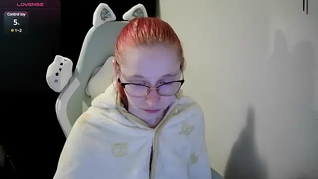 Snapshot of LilyFoxxx chatting on 12.21.24 LilyFoxxx online show from 12.21.24