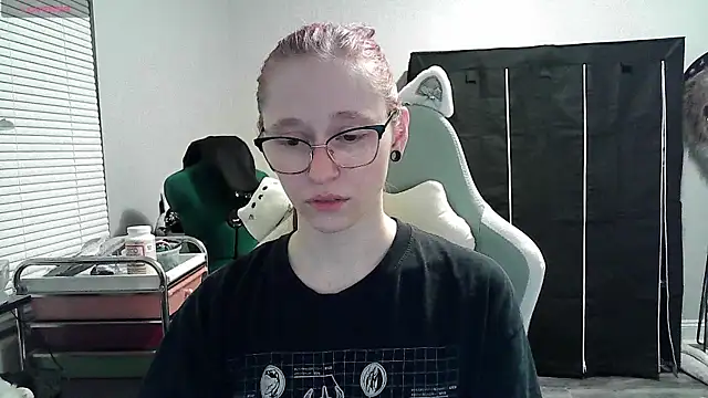 Snapshot of LilyFoxxx chatting on 01.06.25 LilyFoxxx online show from 01.06.25
