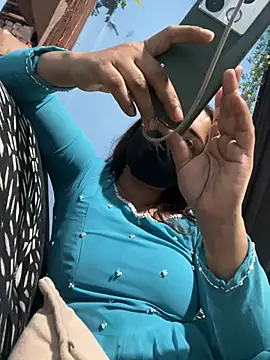 Snapshot of Black_Glow chatting on 02.09.25 Black Glow online show from 02.09.25