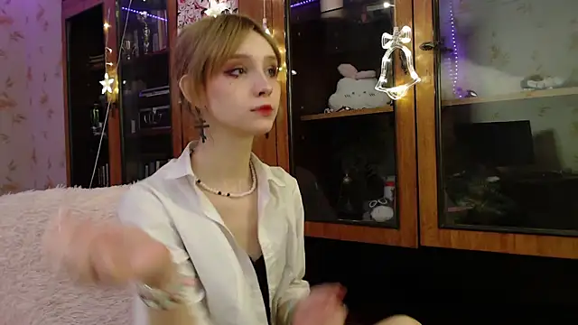 Snapshot of cloudgirrl chatting on 01.09.25 cloudgirrl online show from 01.09.25