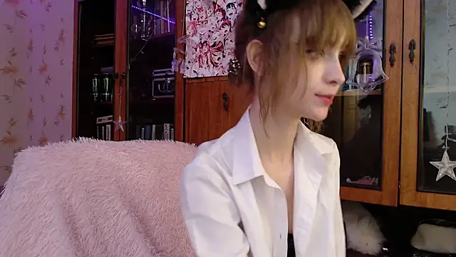 Snapshot of cloudgirrl chatting on 01.31.25 cloudgirrl online show from 01.31.25