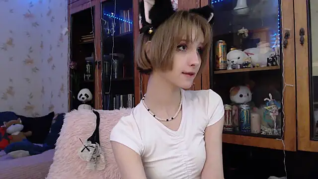 Snapshot of cloudgirrl chatting on 02.15.25 cloudgirrl online show from 02.15.25