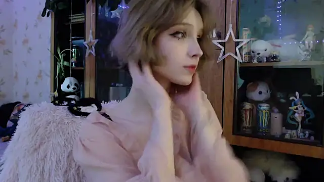 Snapshot of cloudgirrl chatting on 03.15.25 cloudgirrl online show from 03.15.25