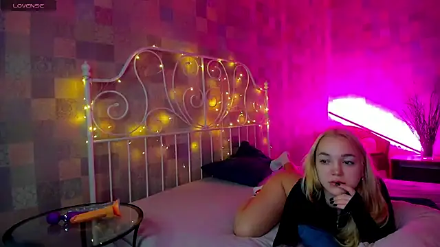 Snapshot of Christy_Little chatting on 02.01.25 Christy Little online show from 02.01.25