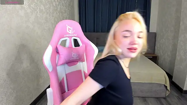 Snapshot of Christy_Little chatting on 02.10.25 Christy Little online show from 02.10.25