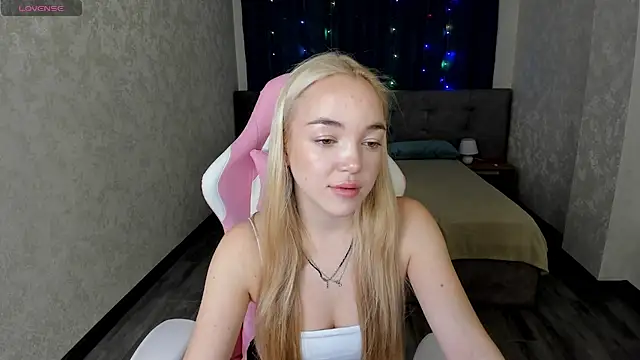 Snapshot of Christy_Little chatting on 02.17.25 Christy Little online show from 02.17.25