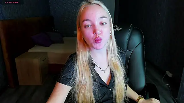 Snapshot of Christy_Little chatting on 02.28.25 Christy Little online show from 02.28.25