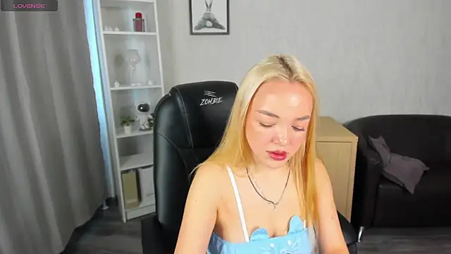 Snapshot of Christy_Little chatting on 03.05.25 Christy Little online show from 03.05.25