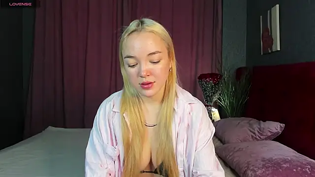 Snapshot of Christy_Little chatting on 03.06.25 Christy Little online show from 03.06.25