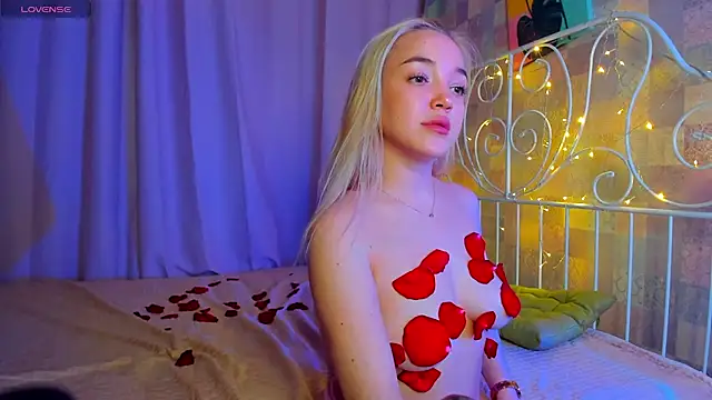 Snapshot of Christy_Little chatting on 03.11.25 Christy Little online show from 03.11.25