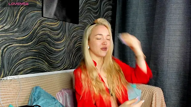 Snapshot of Christy_Little chatting on 03.15.25 Christy Little online show from 03.15.25