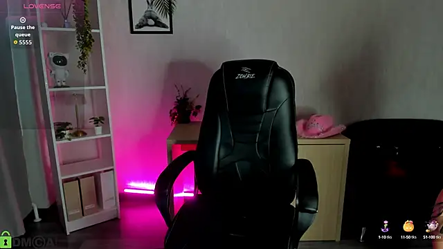 Snapshot of Christy_Little chatting on 09.09.25 Christy Little online show from 09.09.25