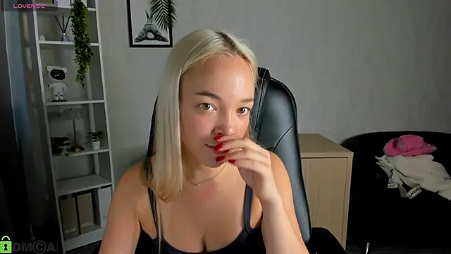 Snapshot of Christy_Little chatting on 09.10.25 Christy Little online show from 09.10.25