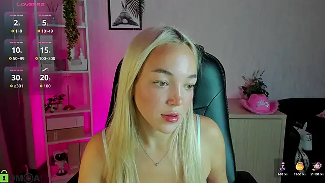 Snapshot of Christy_Little chatting on 09.17.25 Christy Little online show from 09.17.25