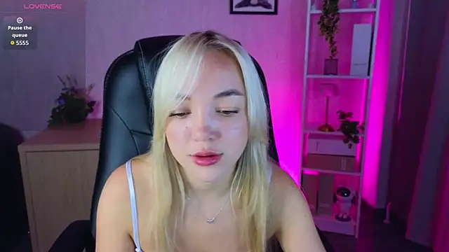 Snapshot of Christy_Little chatting on 09.22.25 Christy Little online show from 09.22.25