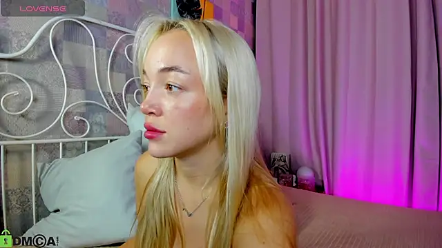 Snapshot of Christy_Little chatting on 09.24.25 Christy Little online show from 09.24.25