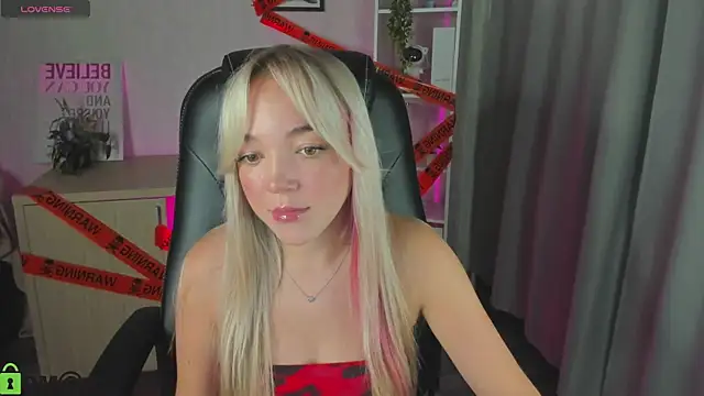 Snapshot of Christy_Little chatting on 10.26.25 Christy Little online show from 10.26.25