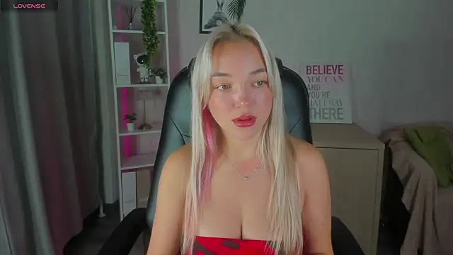 Snapshot of Christy_Little chatting on 11.04.25 Christy Little online show from 11.04.25