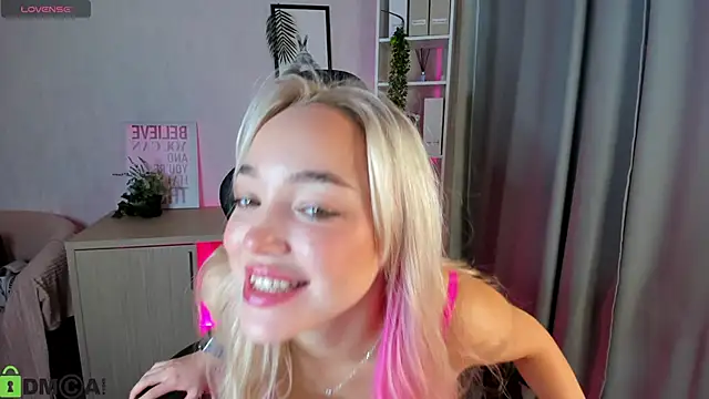 Snapshot of Christy_Little chatting on 11.13.25 Christy Little online show from 11.13.25